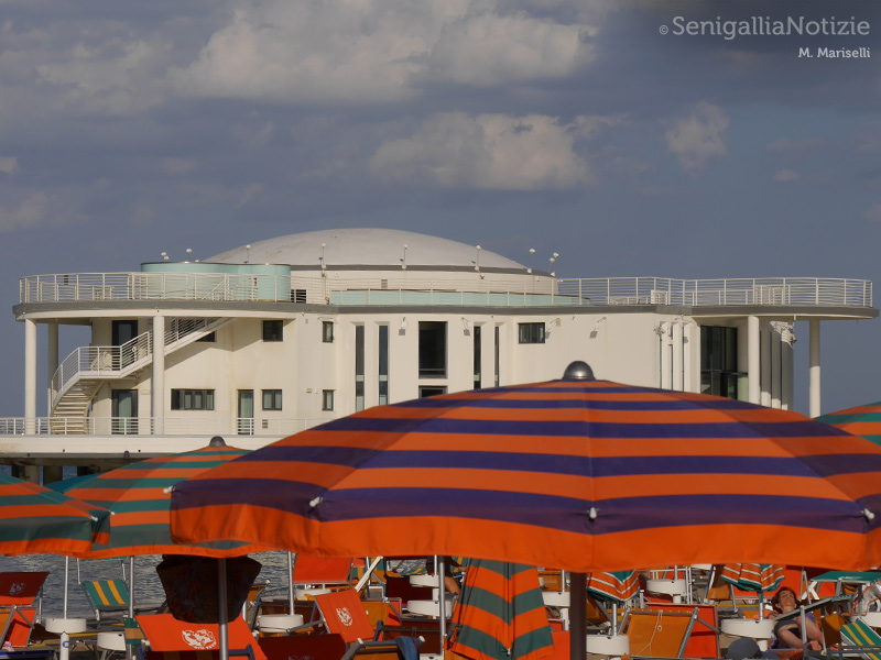 04/08/2015 - La Rotonda dietro gli ombrelloni