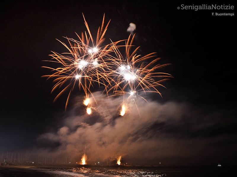 21/08/2015 - Spettacolo pirotecnico sul mare