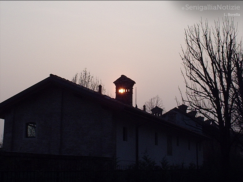 30/08/2015 - Il sole sembra spuntare dal camino