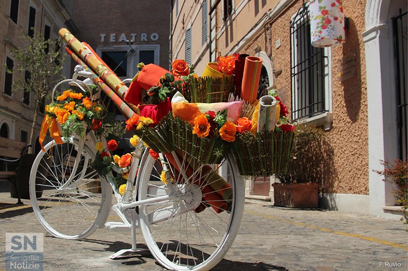 11/08/2016 - Bici, fiori e colori