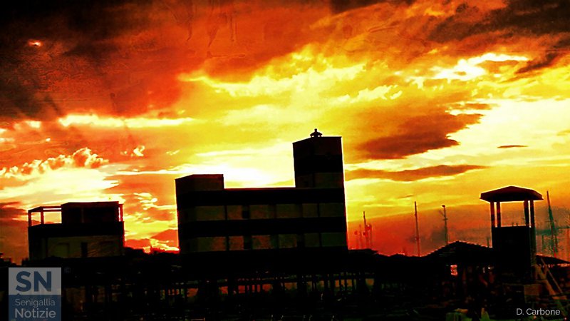 10/08/2017 - Tramonto rosso fuoco