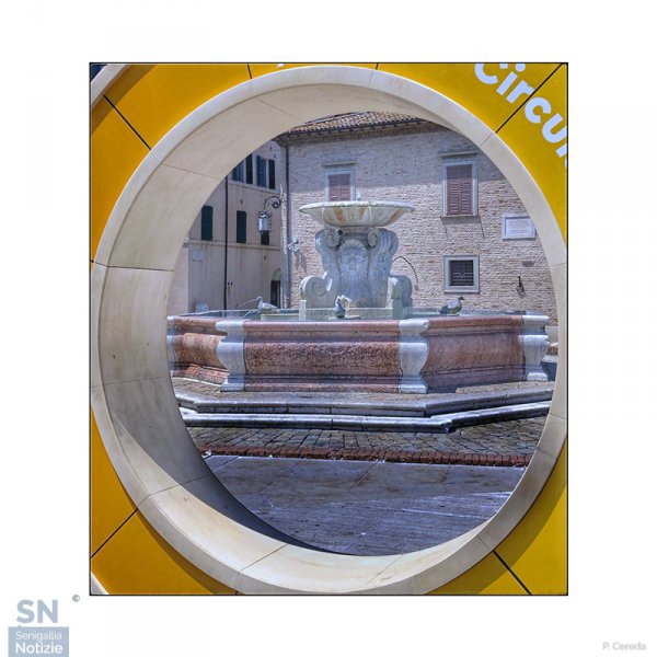 07/08/2019 - Fontana nel cerchio