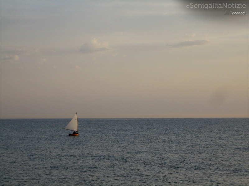 06/04/2012 - Una barca nel mare di Senigallia