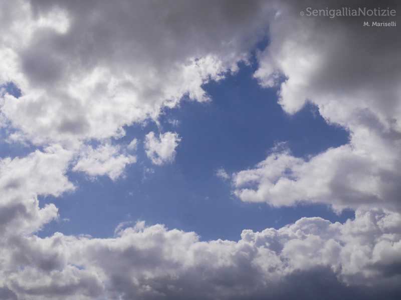 19/04/2015 - Il cielo si nasconde dientro le nuvole