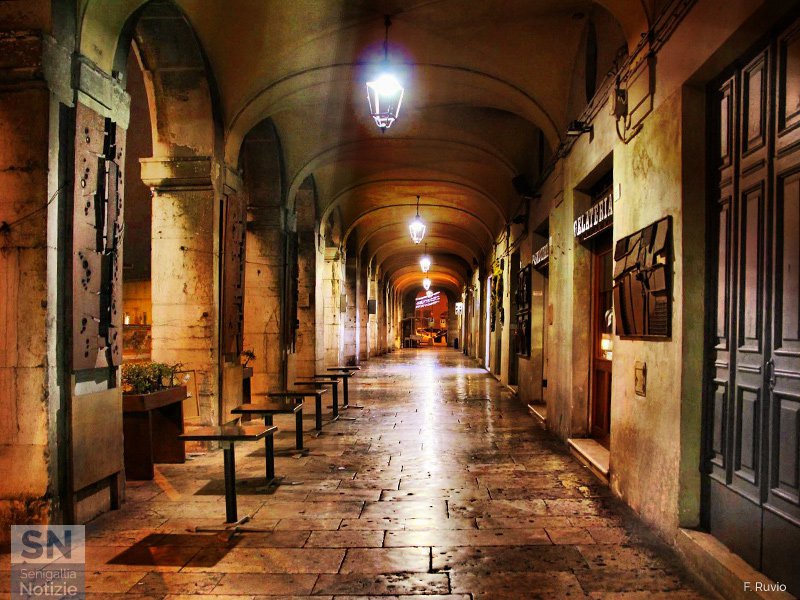 19/04/2016 - Portici di notte