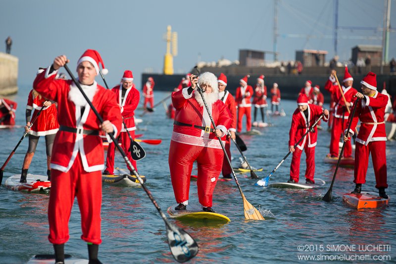 Dal mare al centro di Senigallia: Babbi Natale in SUP