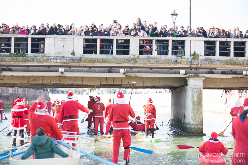 A Senigallia Babbo Natale arriva in SUP dal fiume Misa