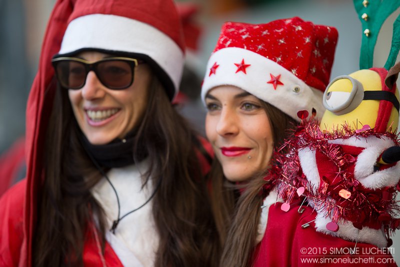I partecipanti alla sfilata dei Babbi Natale in SUP