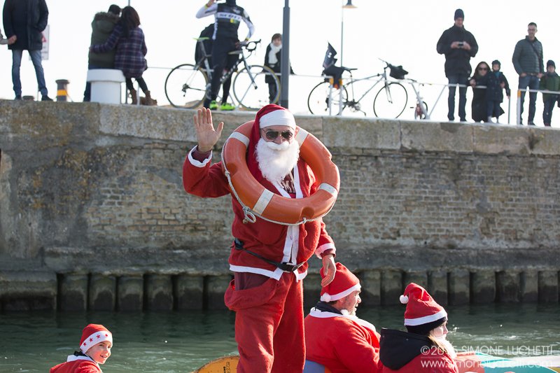 I partecipanti alla sfilata dei Babbi Natale in SUP
