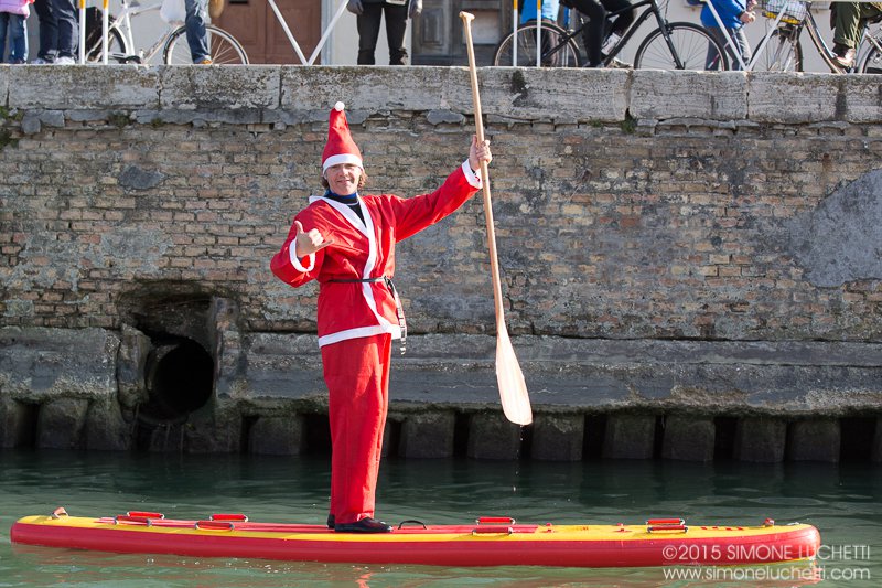 I volti dei tanti Babbi Natale a Senigallia per la sfilata in SUP