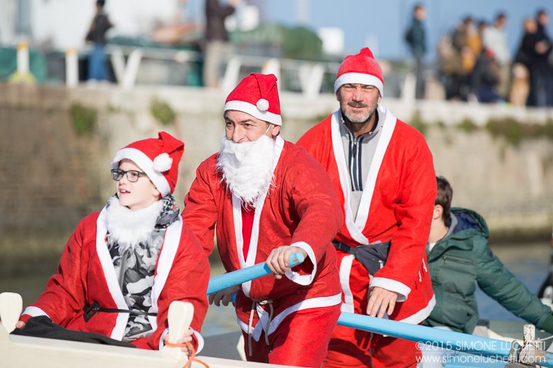 I partecipanti alla sfilata dei Babbi Natale in SUP