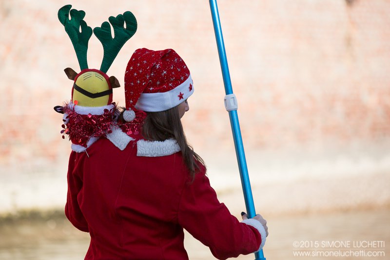 I volti dei tanti Babbi Natale a Senigallia per la sfilata in SUP