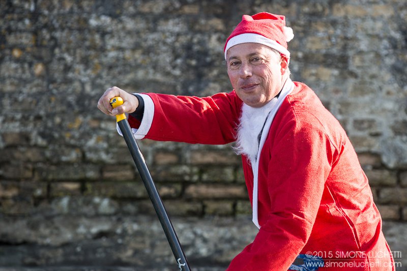 I protagonisti della sfilata in SUP dei Babbi Natale