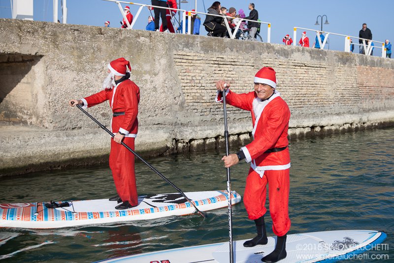 I partecipanti alla sfilata dei Babbi Natale in SUP