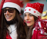 I partecipanti alla sfilata dei Babbi Natale in SUP