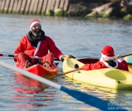 I volti dei tanti Babbi Natale a Senigallia per la sfilata in SUP