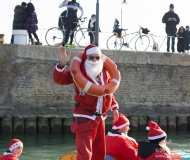 I partecipanti alla sfilata dei Babbi Natale in SUP
