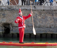 I volti dei tanti Babbi Natale a Senigallia per la sfilata in SUP