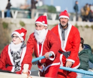 I partecipanti alla sfilata dei Babbi Natale in SUP