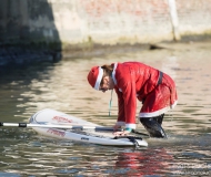 I partecipanti alla sfilata dei Babbi Natale in SUP