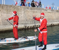 I partecipanti alla sfilata dei Babbi Natale in SUP