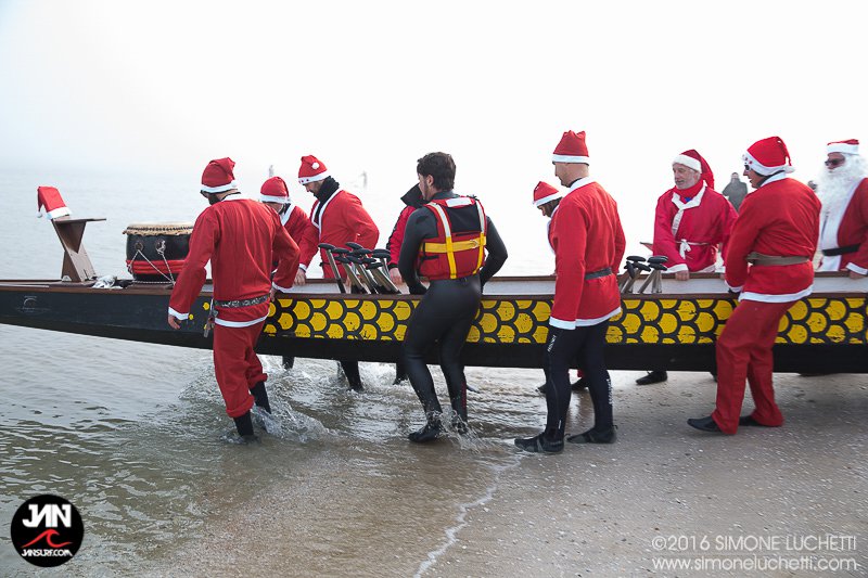 Succede a Natale a Senigallia: Babbo Natale sceglie il SUP
