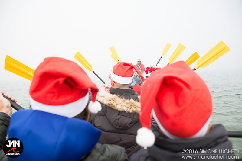 A Senigallia Babbo Natale arriva in SUP dal fiume Misa