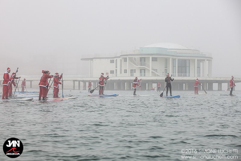 Babbi Natale in SUP a Senigallia