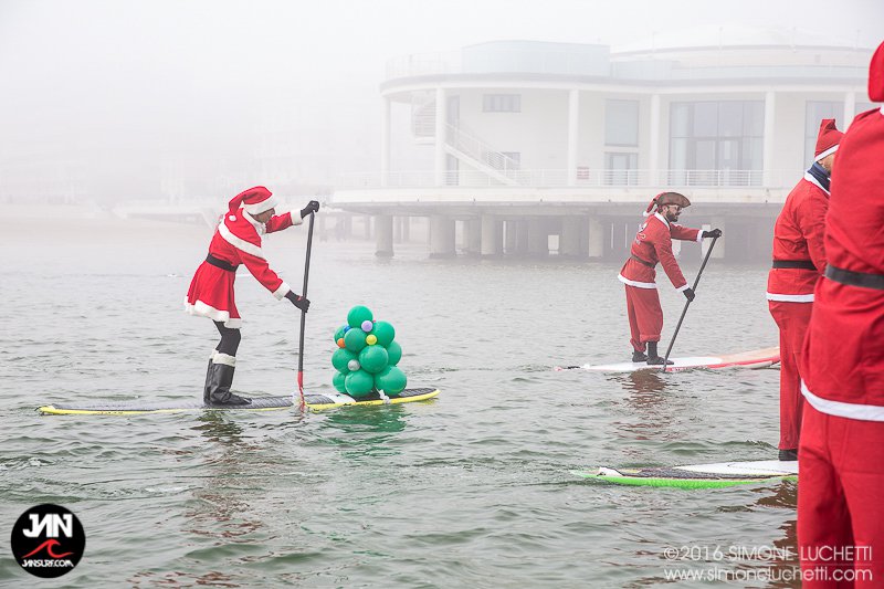 La particolare sfilata natalizia dei Babbi Natale in SUP