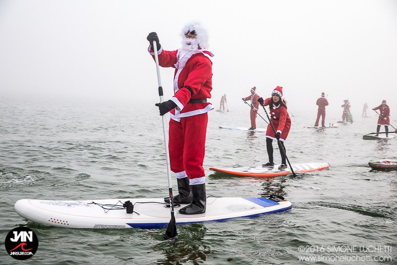Succede a Natale a Senigallia: Babbo Natale sceglie il SUP