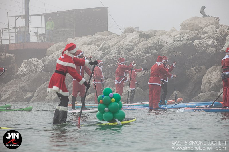 Succede a Natale a Senigallia: Babbo Natale sceglie il SUP