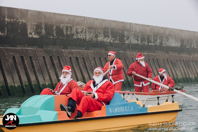 A Senigallia Babbo Natale arriva in SUP dal fiume Misa