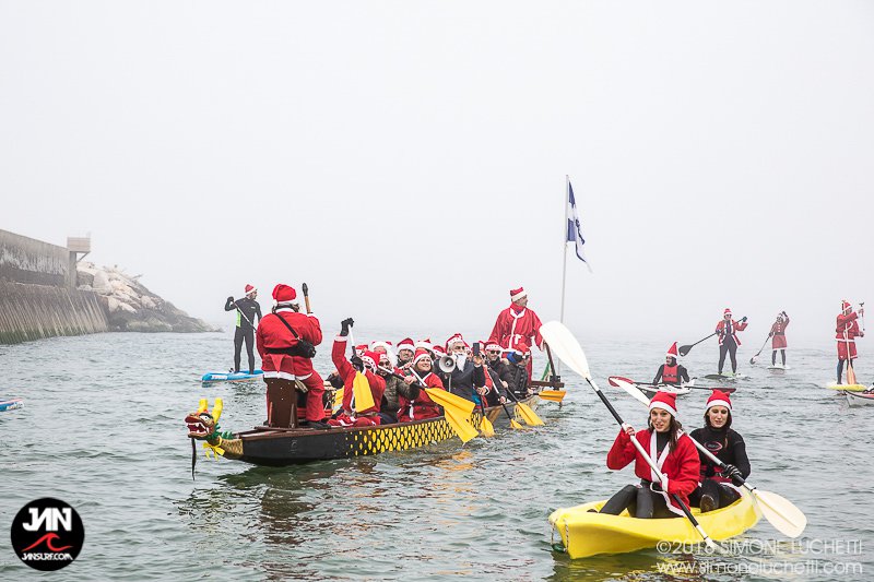 La particolare sfilata natalizia dei Babbi Natale in SUP