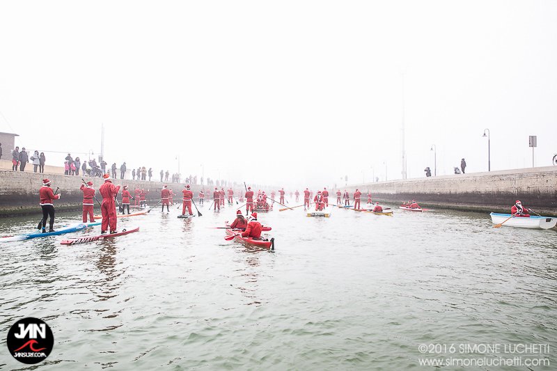 Babbi Natale in SUP a Senigallia