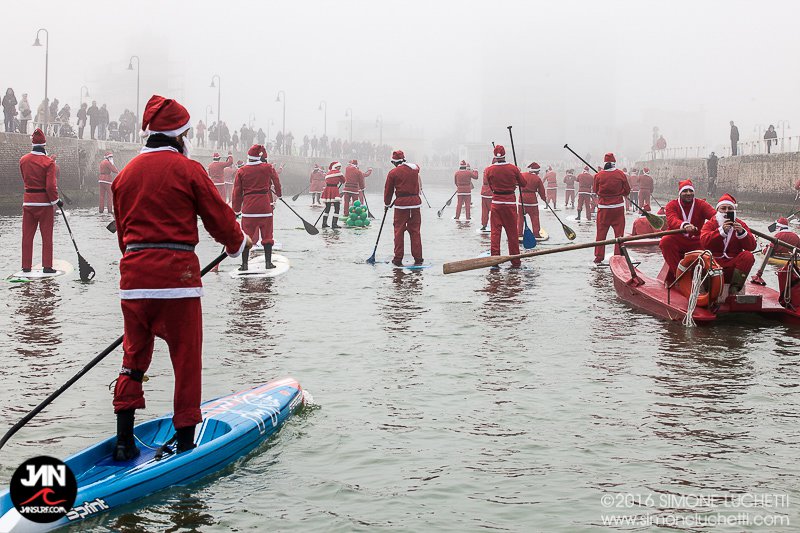 La particolare sfilata natalizia dei Babbi Natale in SUP