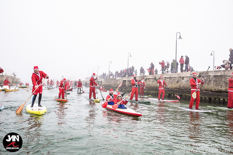 La particolare sfilata natalizia dei Babbi Natale in SUP
