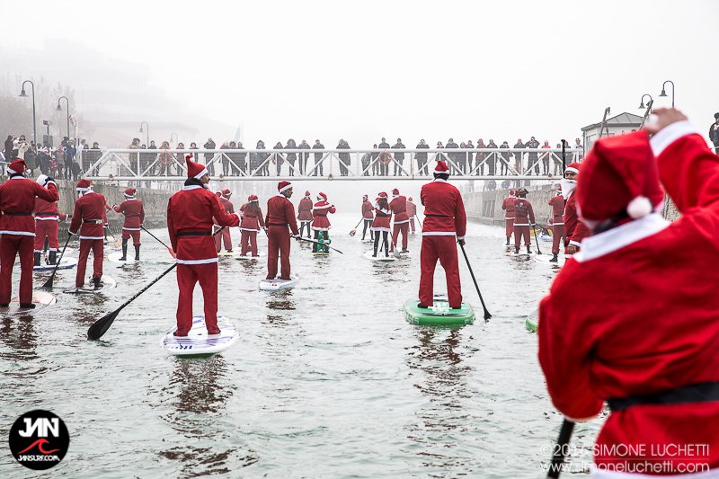 Succede a Natale a Senigallia: Babbo Natale sceglie il SUP