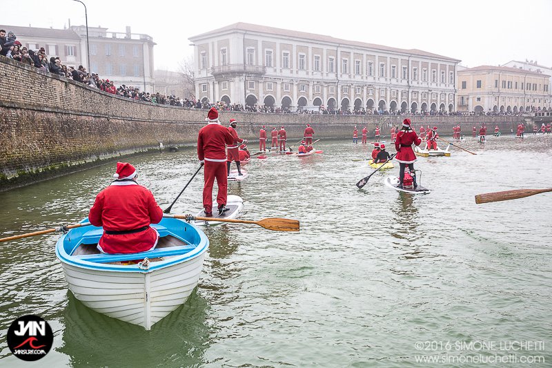 La particolare sfilata natalizia dei Babbi Natale in SUP