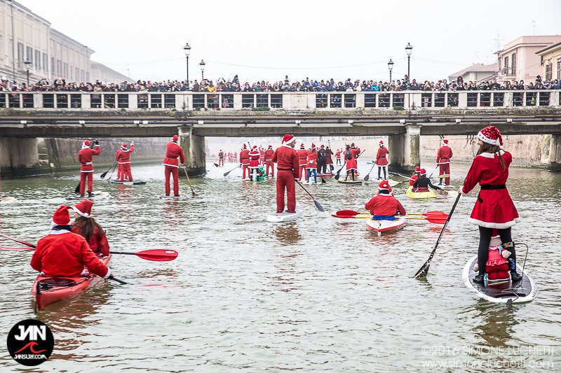 A Senigallia Babbo Natale arriva in SUP dal fiume Misa