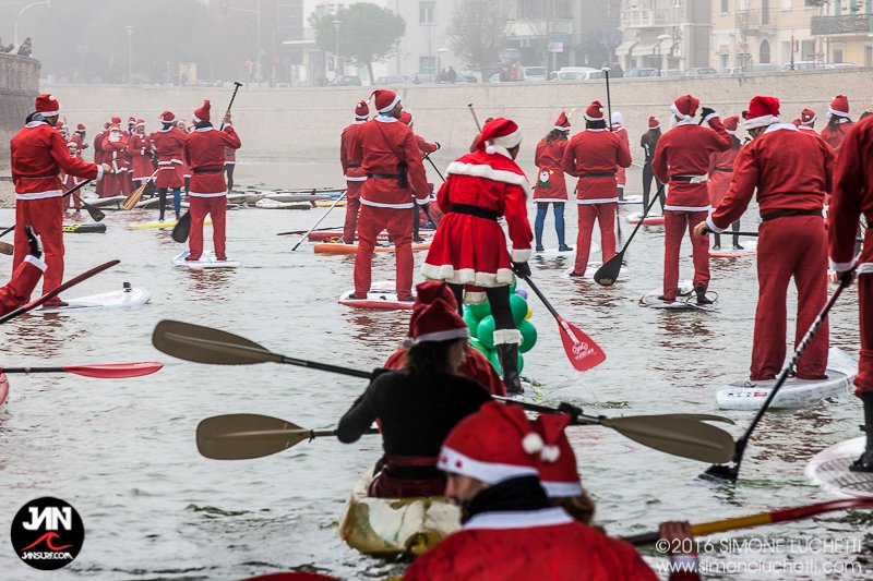 La particolare sfilata natalizia dei Babbi Natale in SUP