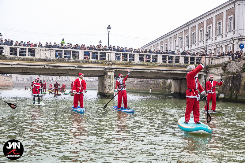 Babbi Natale in SUP a Senigallia