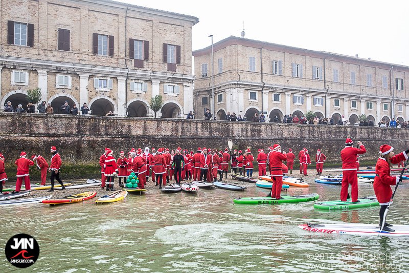 A Senigallia Babbo Natale arriva in SUP dal fiume Misa