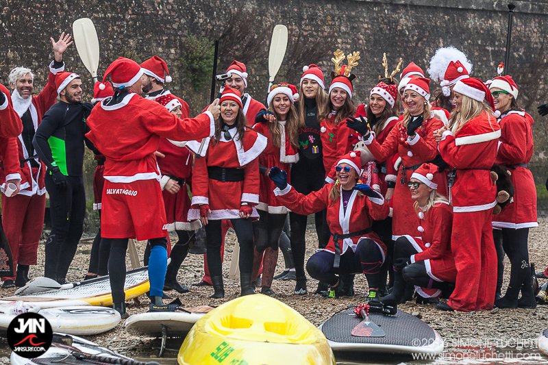 A Senigallia Babbo Natale arriva in SUP dal fiume Misa