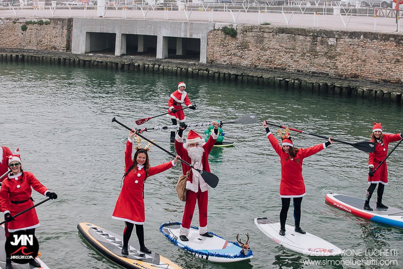 La particolare sfilata natalizia dei Babbi Natale in SUP