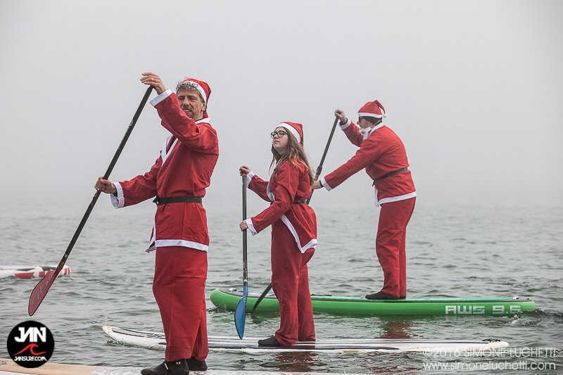 La particolare sfilata natalizia dei Babbi Natale in SUP