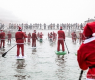 Succede a Natale a Senigallia: Babbo Natale sceglie il SUP