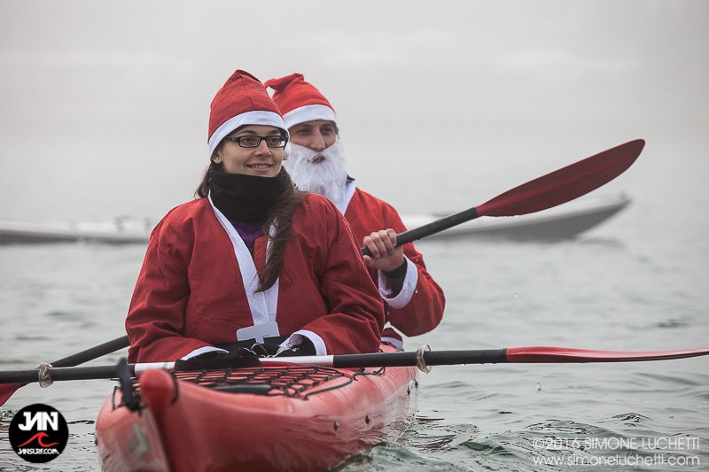 I partecipanti alla sfilata dei Babbi Natale in SUP