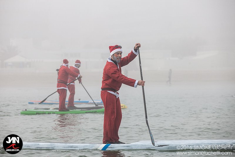 I volti dei tanti Babbi Natale a Senigallia per la sfilata in SUP