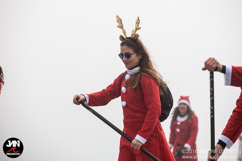 I volti dei tanti Babbi Natale a Senigallia per la sfilata in SUP