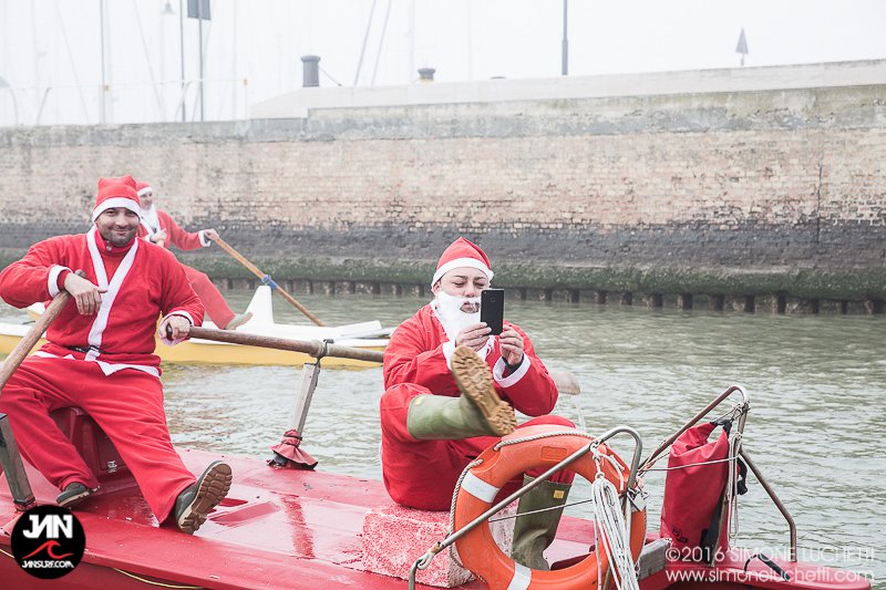 I partecipanti alla sfilata dei Babbi Natale in SUP